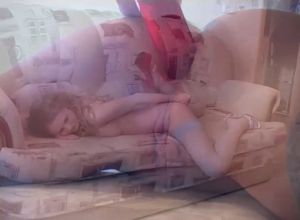 Девушка раздрачивает свои дырочки секс игрушками и отдаётся приятелю во все дырки
